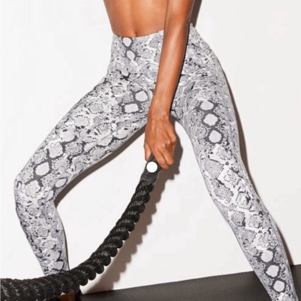Victoria’s Secret Snakeskin Knockout Tight workout leggings size‎ large